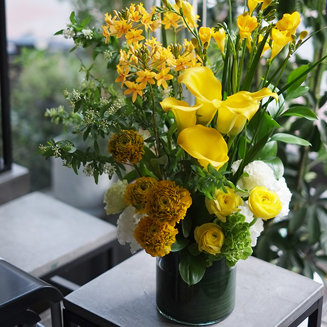 ガラスベース フラワーアレンジメント 季節花おまかせ 御祝いの花 イエロー系 15 000円 G Iconicflower